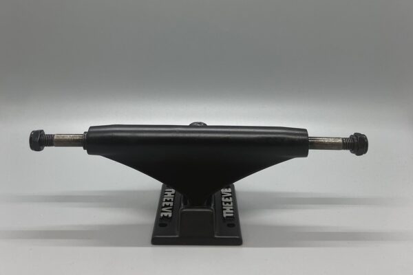 Theeve Classic Black Trucks 5.5"